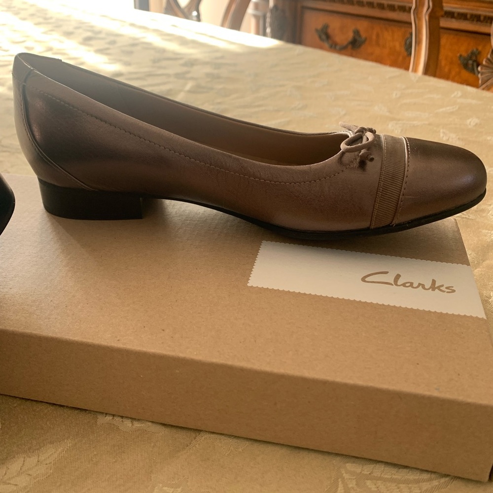 Clark’s Un Blush Cap ballet flats in pebble metallic